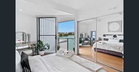 Elegant Waterfront Townhouse in the Heart of Emerald Lakes - Photo 5