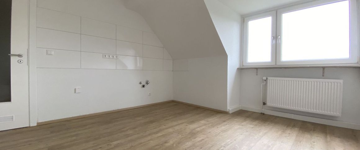 *** Meine erste eigene Wohnung! Sanierte Altbauwohnung im Dachgeschoss! *** - Photo 1