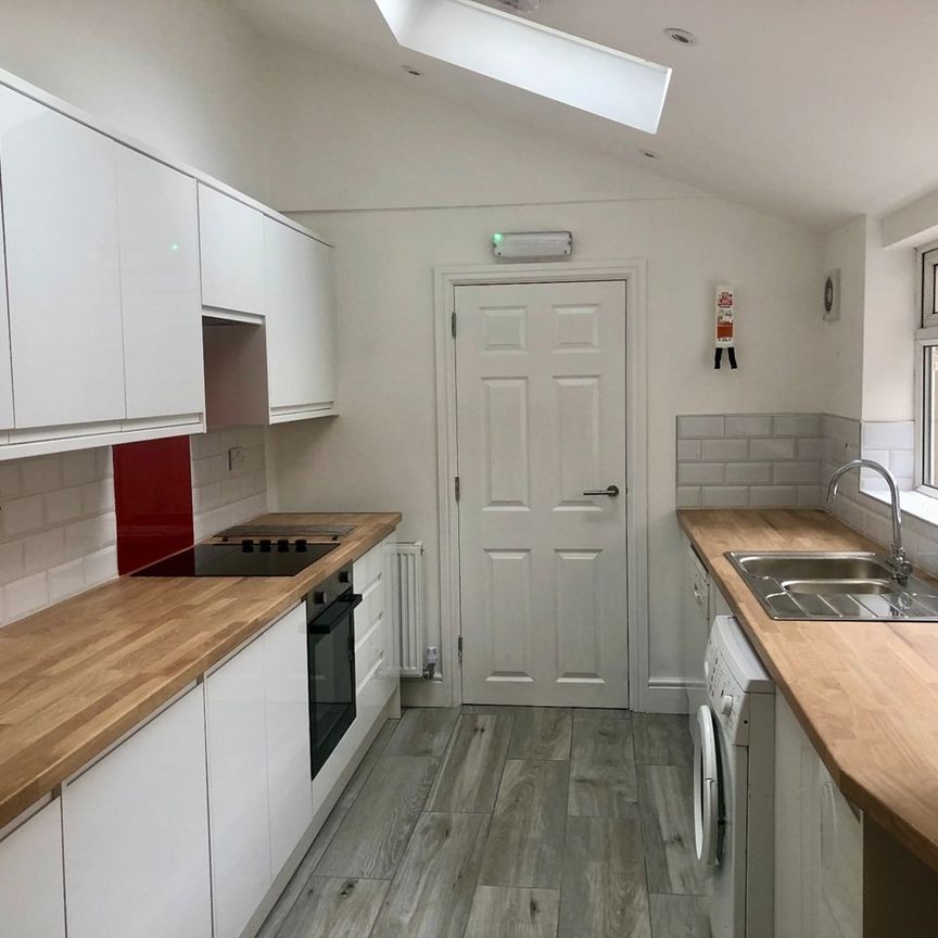 6 Bed Terraced House, Osmaston Street, NG7 - Photo 1