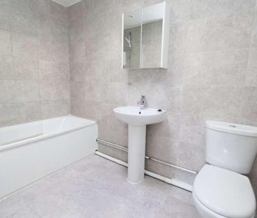 Long Green, Chigwell, IG7 - Photo 4