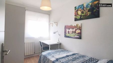 Room in a shared 7-bedroom apartment for rent in Aluche - Photo 4
