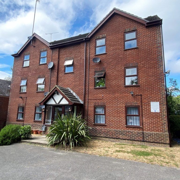 2 Bedroom Flat / Apartment - Pound Road, Aldershot - Photo 1