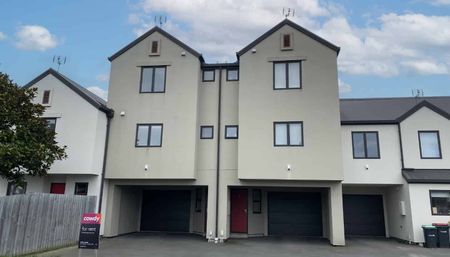 3 Bedroom, 3 Level Townhouse in Sydenham. - Photo 3