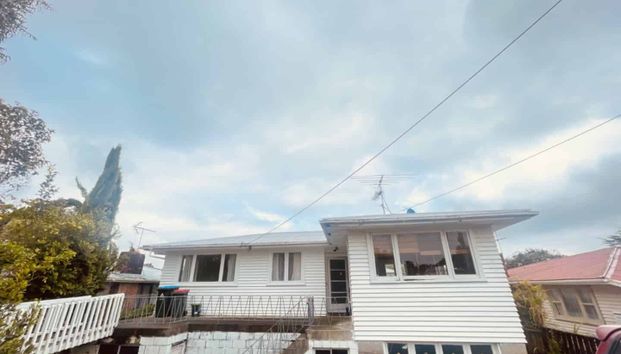 3 bed 1 bath with open kitchen plan living area - Photo 1