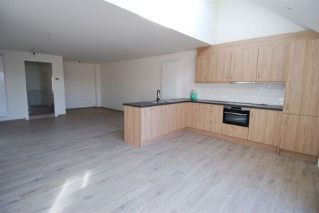 Volledig gerenoveerd duplex-appartement met 2 slaapkamers in het centrum van Maaseik met moderne afwerking. - Foto 4