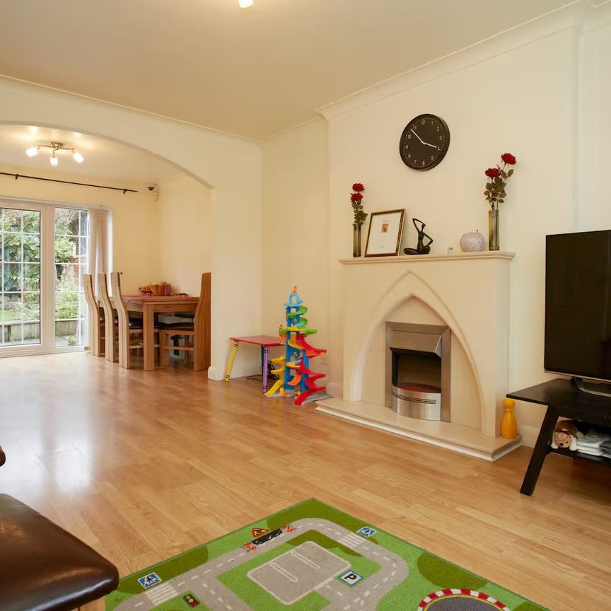 4 Bed Detached House, Oakwood Garth, LS8 - Photo 1