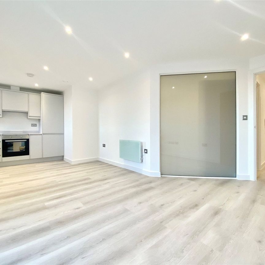 1 bedroom Flat in Oaklands Park, Berkshire - Photo 1