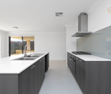 Great Size Family Home with Theatre Room &commat; &dollar;750 Per Week - Photo 4