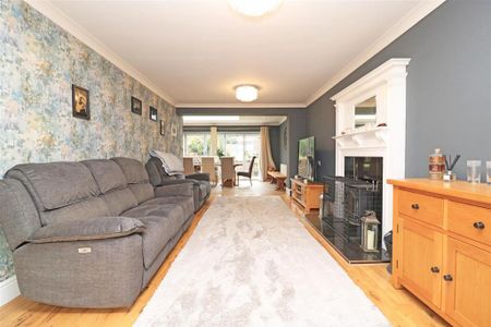 4 bedroom detached house to rent - Photo 3