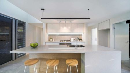 Spacious Family Home with Swimming Pool - Photo 2