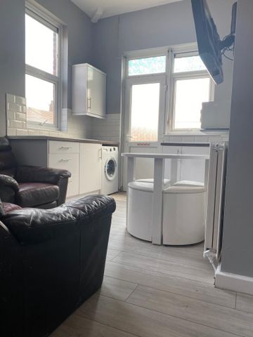 3 bedroom flat to rent - Photo 3