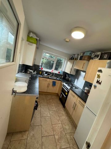 Room in a Shared House, Broadway Avenue, CR0 - Photo 4