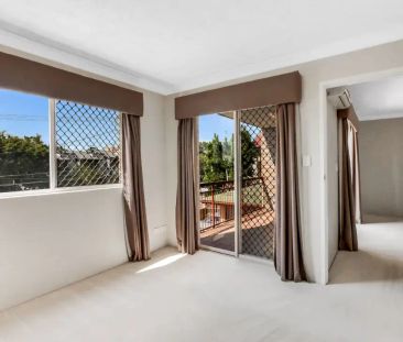 Courtyard & Balcony - Great Location - Air Con - Photo 4