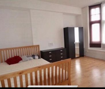 1 bedroom in a flat share to rent - Photo 2