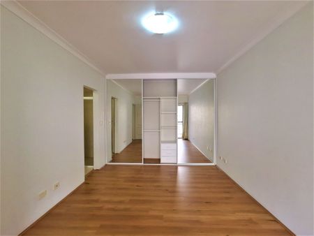 SPACIOUS & CONVENIENT 2 BEDROOM APARTMENT - Photo 4