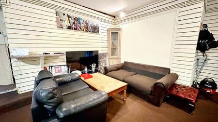 1 bedroom in a flat share to rent - Photo 2