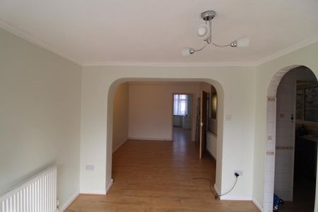 4 bedroom semi-detached house to rent - Photo 4