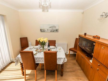 3 bedroom detached house to rent - Photo 3