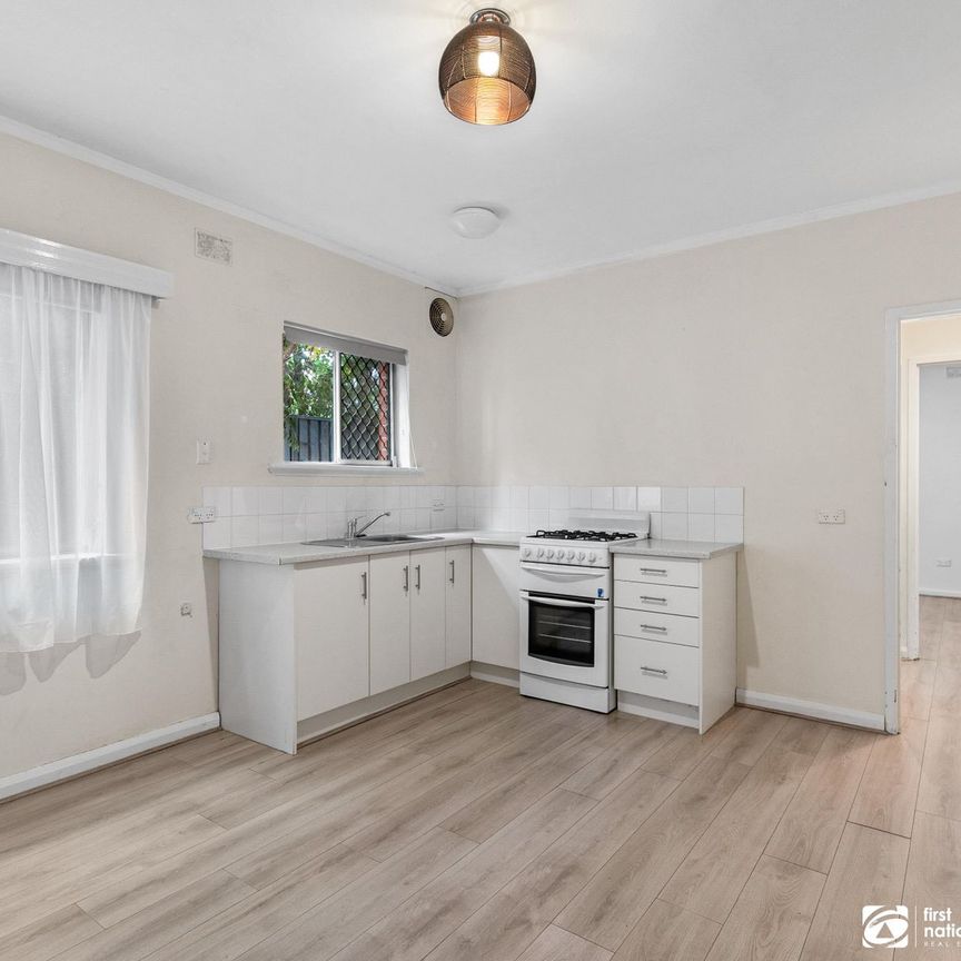 GROUND FLOOR UNIT IN PRIME LOCATION! - Photo 1