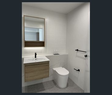 Brand New Generous-sized one bedroom apartment - Photo 4