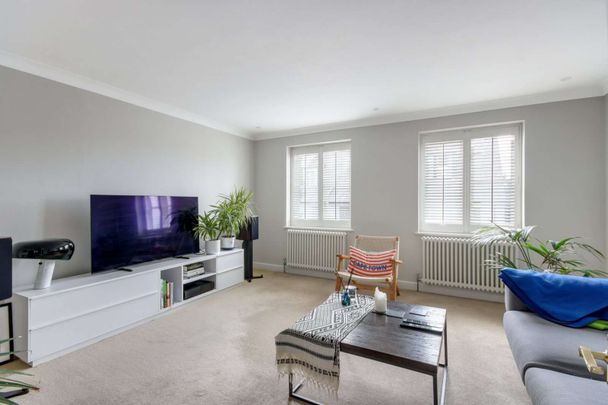 Elegant town centre mews house with premium finishes, south-west garden, and parking. - Photo 1