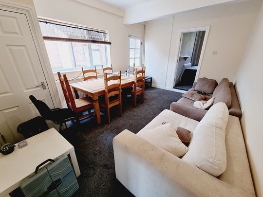 6 Bed Student Accommodation - Photo 1