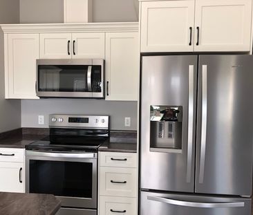 Beautiful Executive 4 Bedroom Home – Ladysmith TENANT PENDING - Photo 1