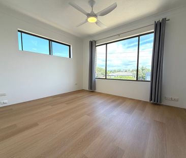 Renovated Top Floor Unit – Walk to Broadwater - Photo 2