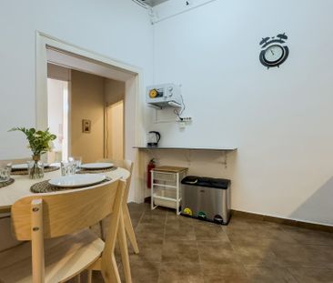 Room in 3-bedroom apartment in Barcelona - Photo 1