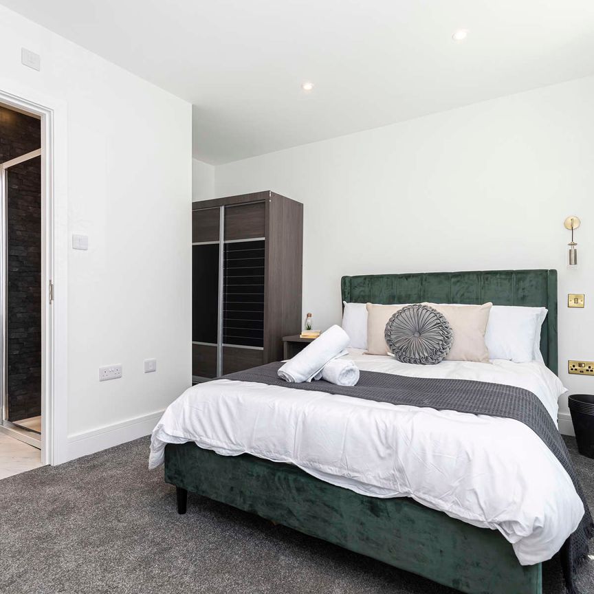 Stunning Double En-Suite Rooms & Office Area - Photo 1