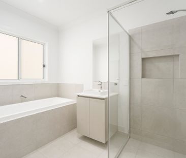 17 Avondale Circuit, Deebing Heights QLD 4306 - House For Rent | Do... - Photo 5