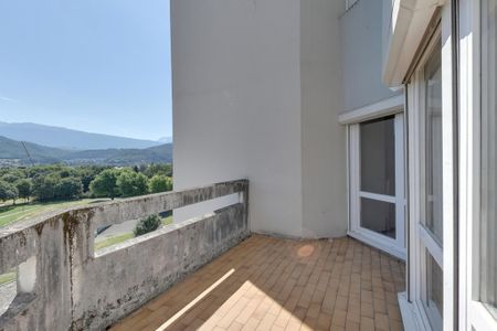 BEAU 4 PIÈCES + CUISINE DE 94,79M2 EN ÉTAGE ÉLEVÉ AVEC GARAGE ECHIROLLES PLACE DE LA COMMUNE - Photo 4