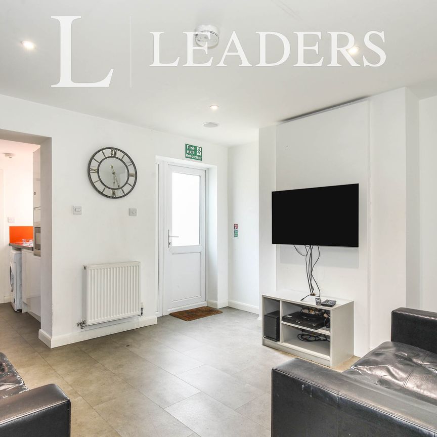 4 bedroom house to rent Mellard Street, Newcastle, ST5 - Photo 1