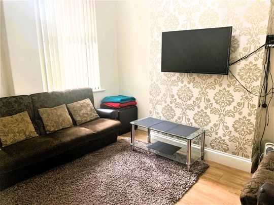 £1,500 PCM, Furnished Three Bedroom House with Large Enclosed Garden in Redlaver Street, Grangetown, Cardiff, CF11 7LY - Photo 1