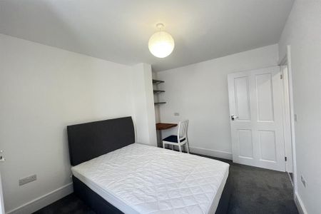 4 bedroom semi-detached house to rent - Photo 3