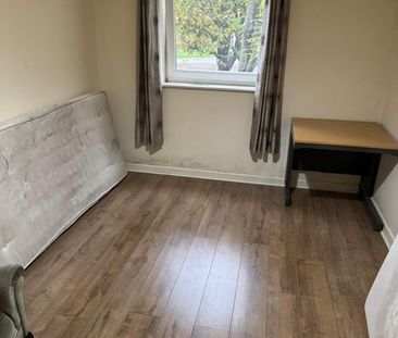 Room in a Shared House, Chamberlain Close, IG1 - Photo 2