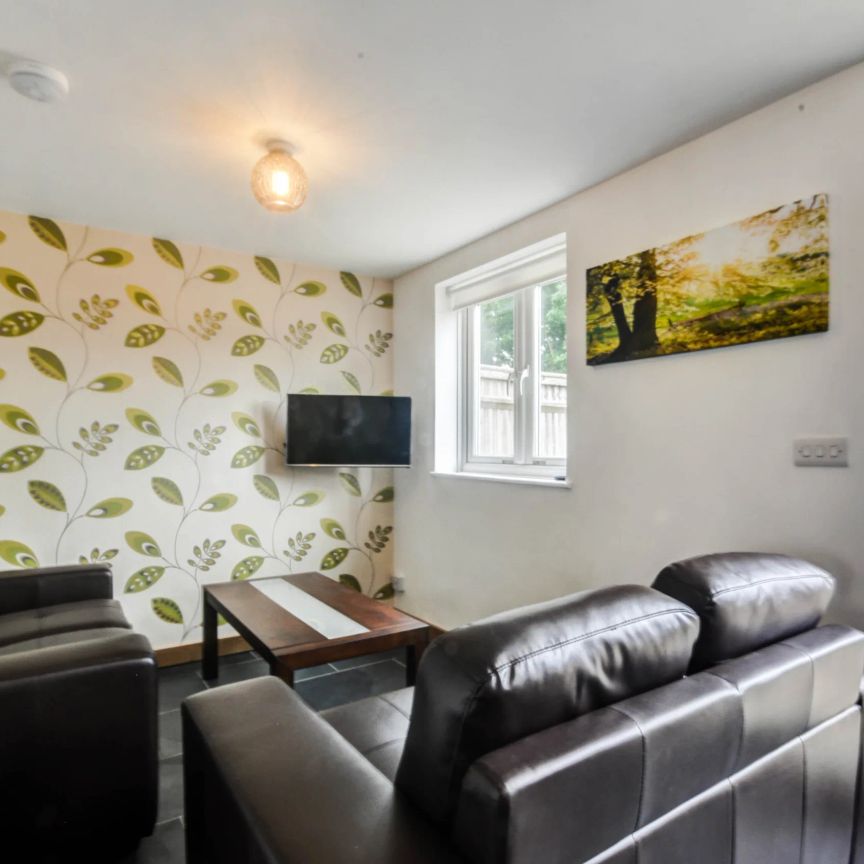 Ardingly Close, Ifield, RH11 - Photo 1