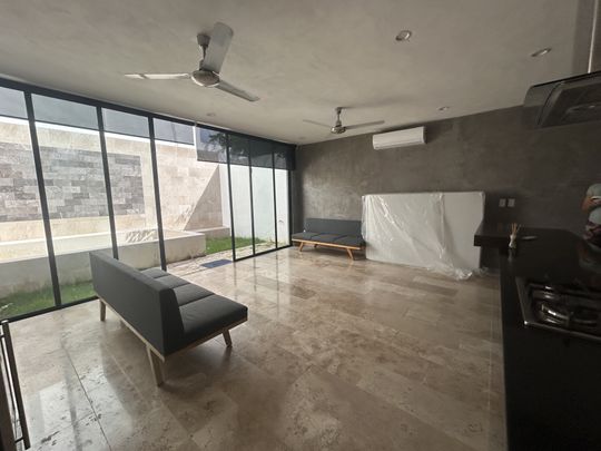 Townhouse de 2 recámaras, sin amueblar o semi, con paneles solares, en Temozon. - Photo 1