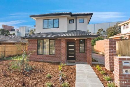 Perfect Townhouse - Stones Throw to Burwood One Shopping Centre - Photo 5