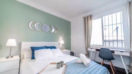 Bright room for rent in 13-bedroom apartment in Sant Gervasi - Photo 3