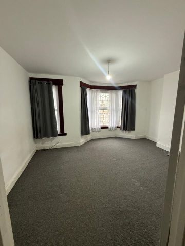 4 Bed Terraced House, Newham, E6 - Photo 3