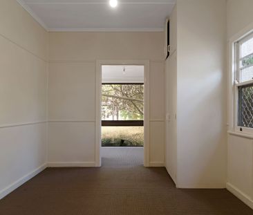 Charming 3-Bedroom Home in Ideal Location – Walk to Schools & Shops - Photo 5