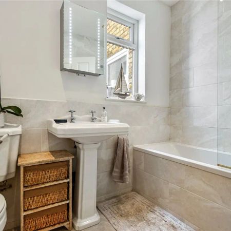 2 bedroom flat in London - Photo 4