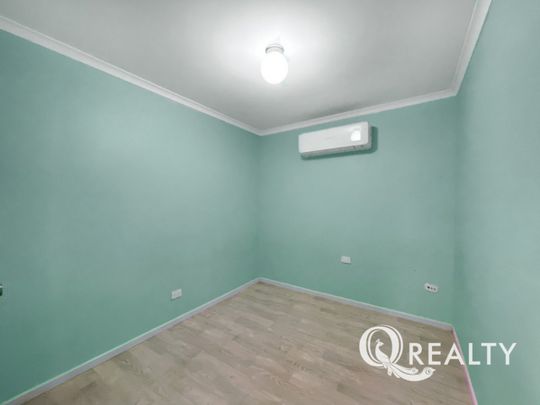 🏡HUGE Multi-Family Residence - 4 Bedrooms Upstairs, 3 Multi-purpose Rooms Downstairs + 3 Kitchens - Photo 1