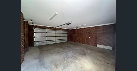 THREE BEDROOM TOWNHOUSE - Photo 5