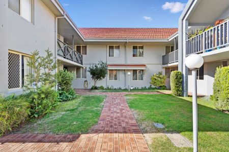 Charming 2-Bedroom Ground-Floor Unit in the Heart of Mandurah - Photo 4