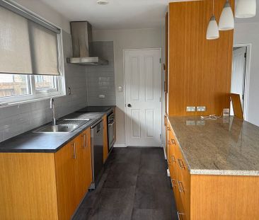 Stand alone 3BR home with double garage - Photo 5