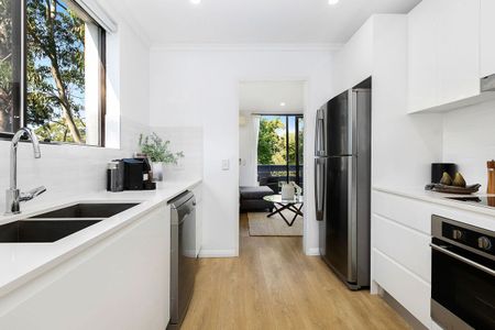 Beautifully Renovated Rear-of-block Apartment in an Ultra-convenient Location - Photo 5