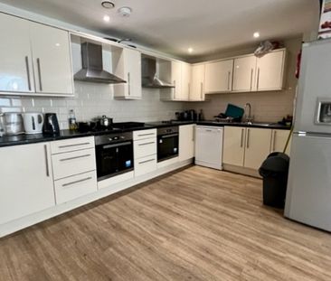 7 Bed Property With Ensuites - Photo 6