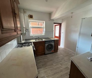 4 bedroom semi-detached house to rent - Photo 4